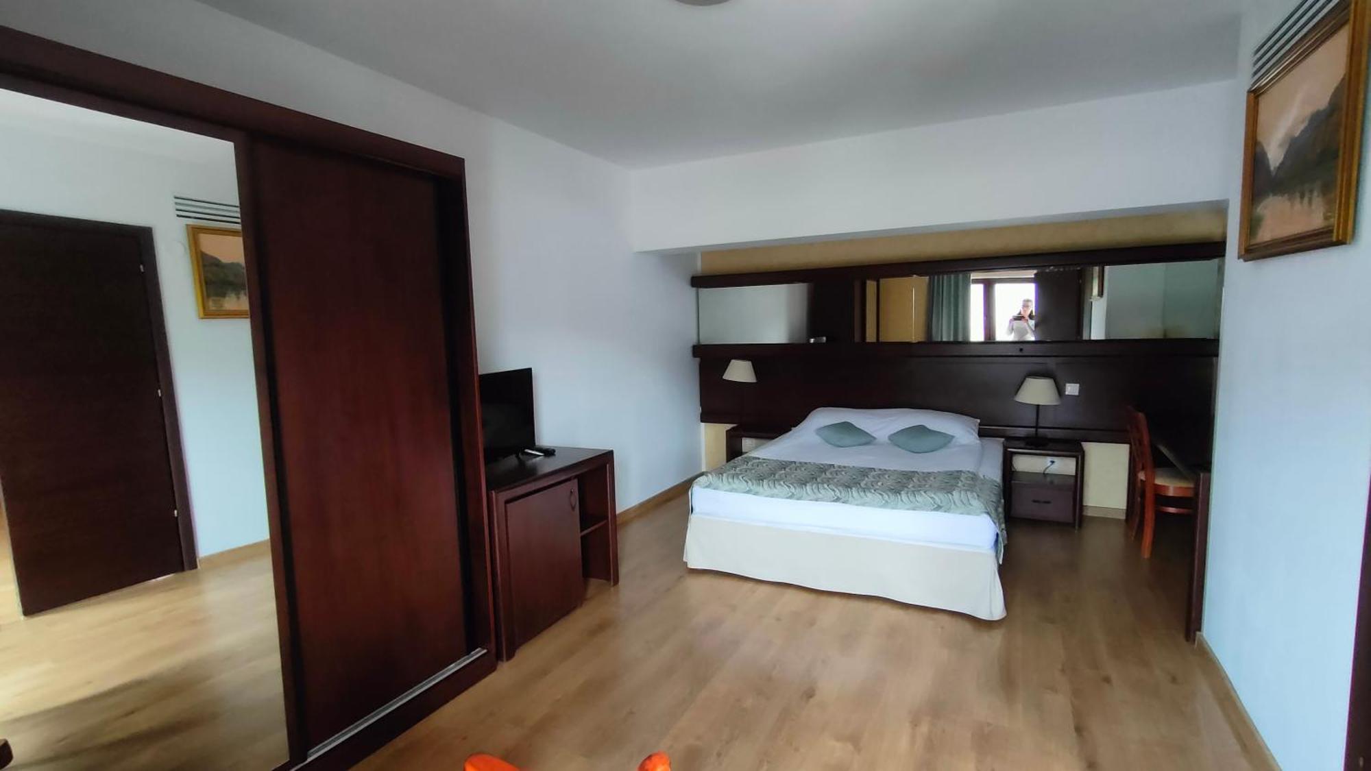 Hotel Valea Cu Pesti Capatineni-Ungureni ภายนอก รูปภาพ
